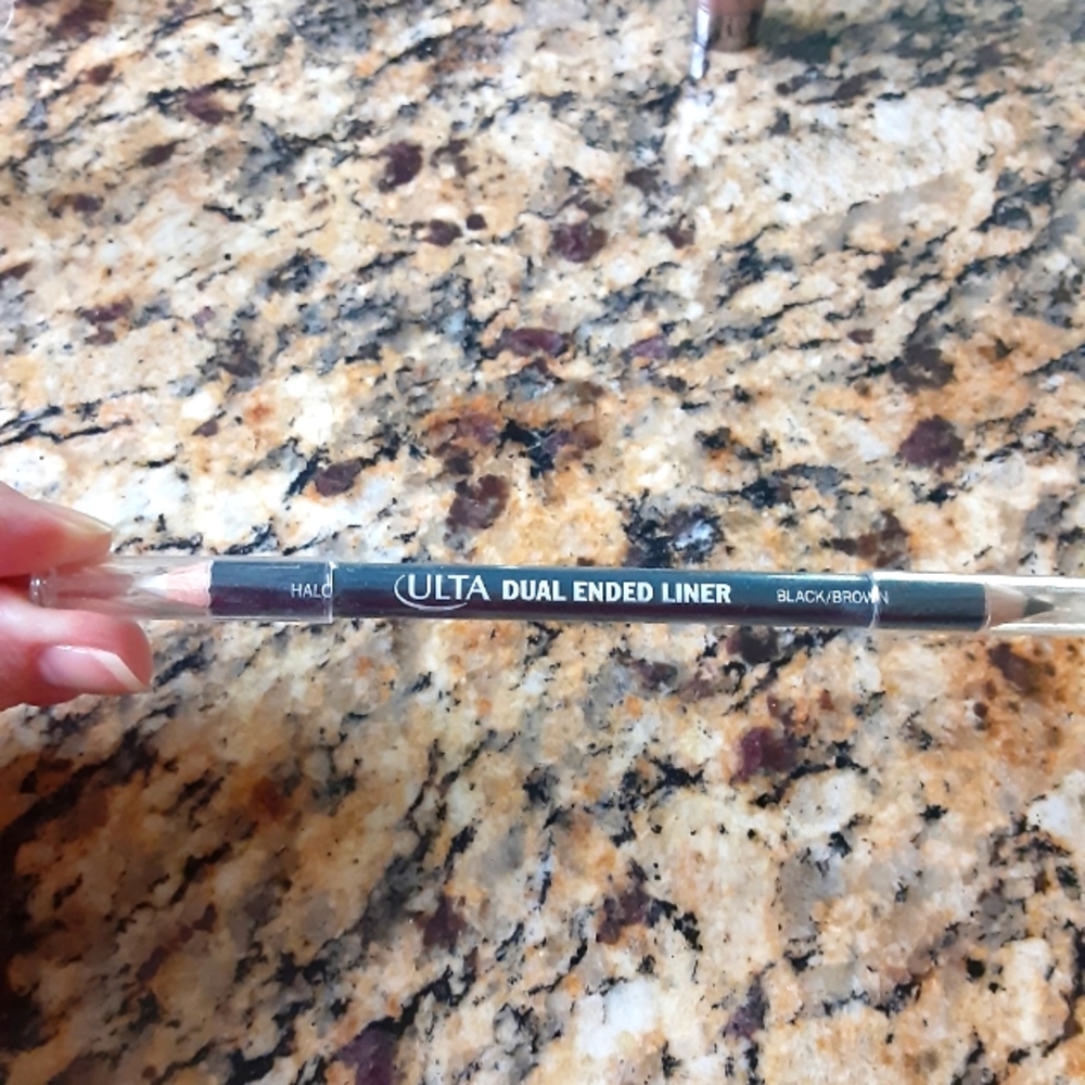 Dual end eyeliner